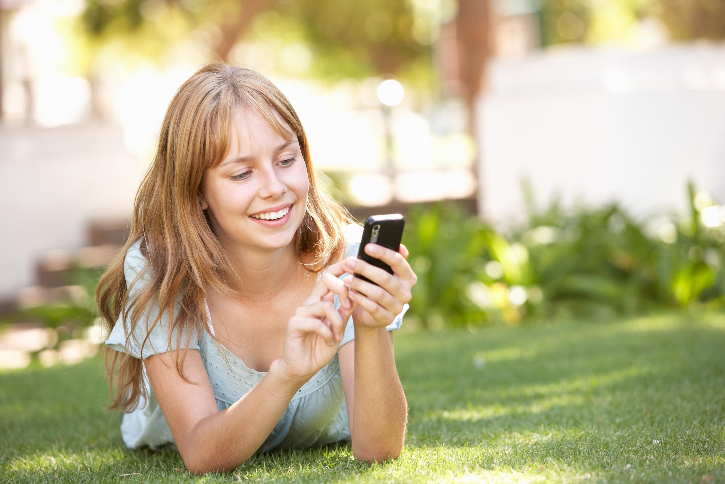 Mobile phones questions. Девушка со смартфоном. Девушка с сотовым телефоном. Веселая девочка подросток. Подросток со смартфоном.