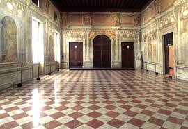 Al Teatro si giunge attraverso l'Odeo e antiodeo, due ampie sale realizzate da Vincenzo Scamozzi e decorate rispettivamente d