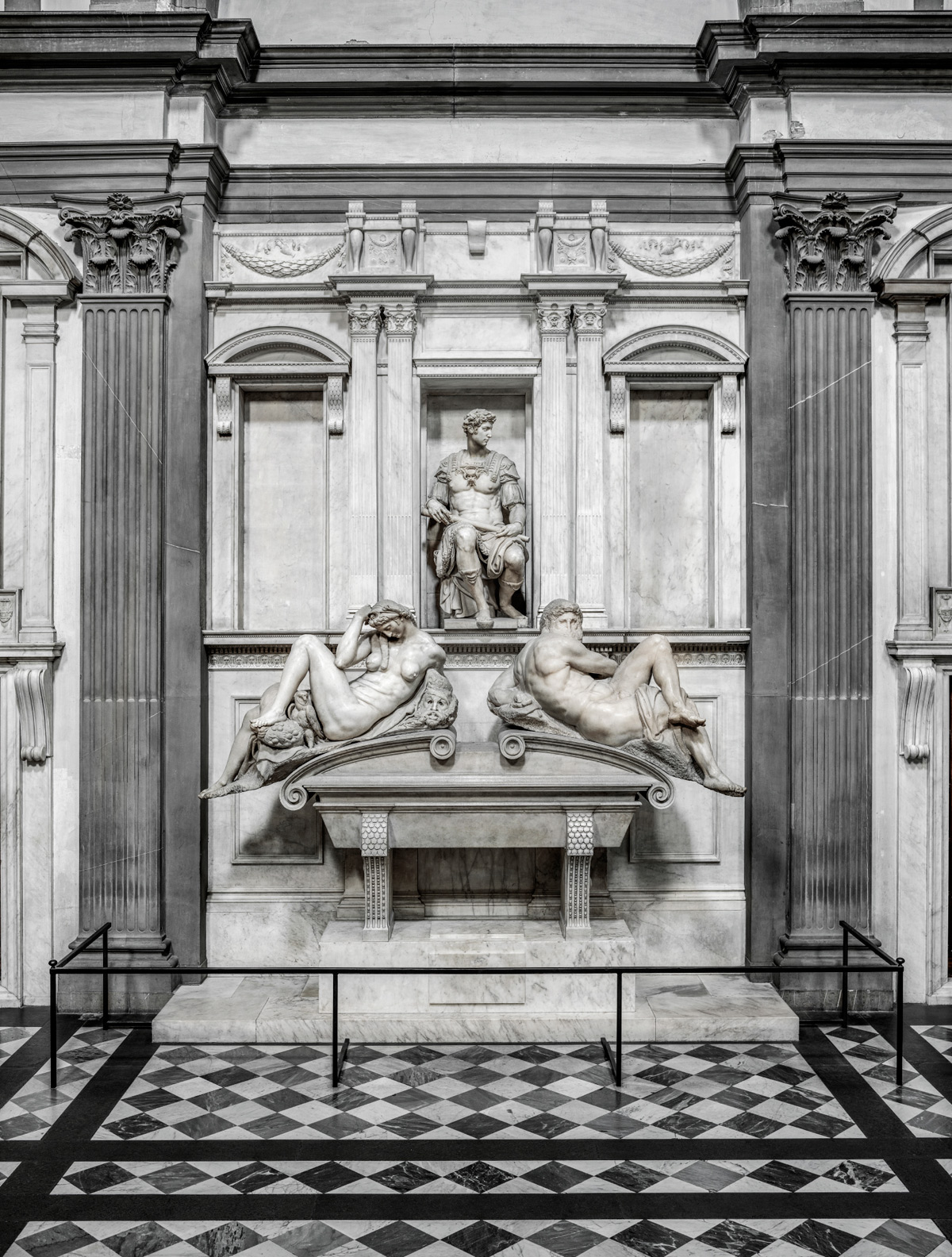 LE TOMBE sono costruite in marmo bianco e poste volutamente in uno spazio poso ampio.