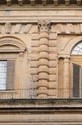 al secondo, semicolonne corinzie con bugne ad anello alternate a vuoti