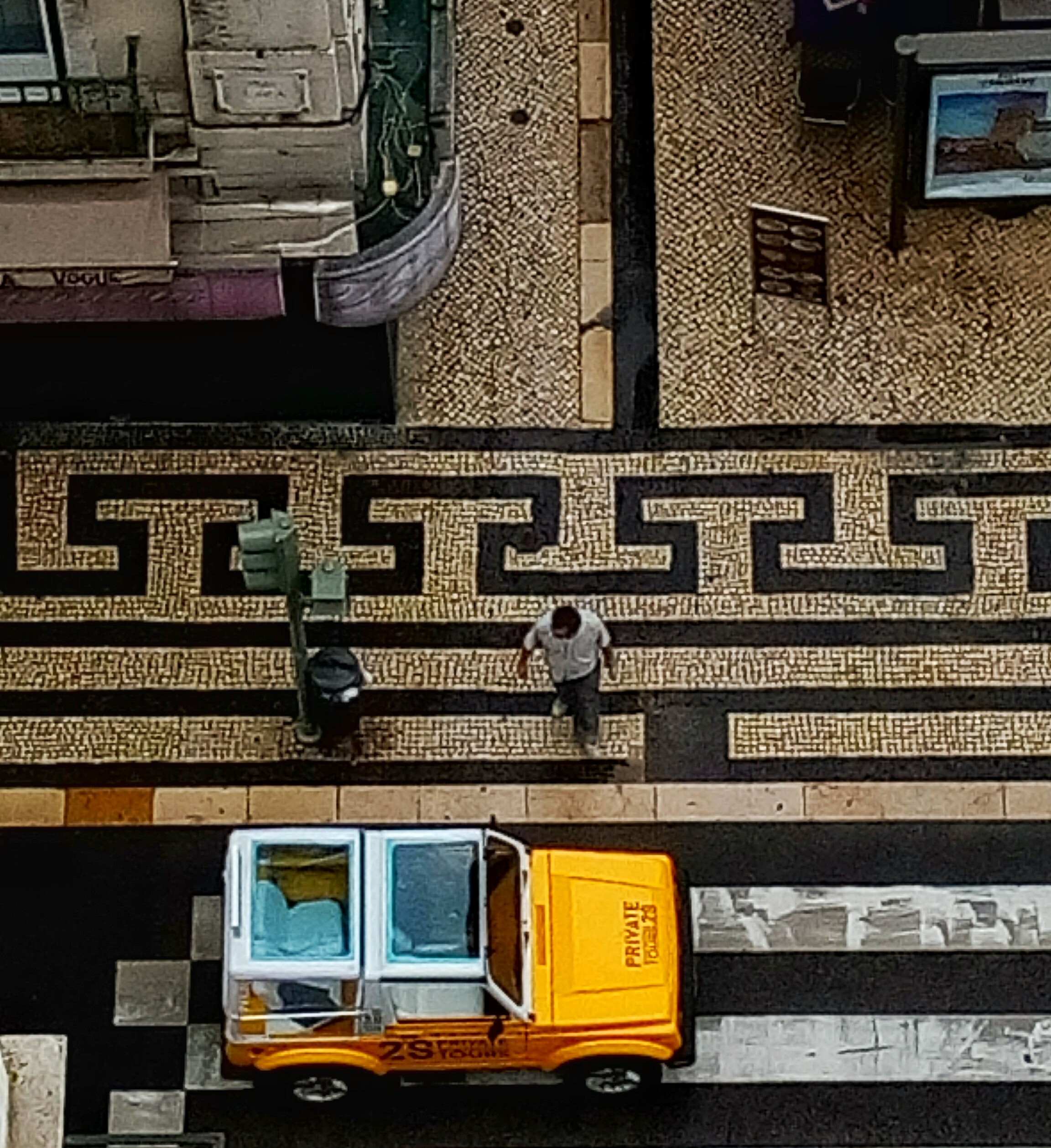 Road's graphic;
the cobblestones
mosaic