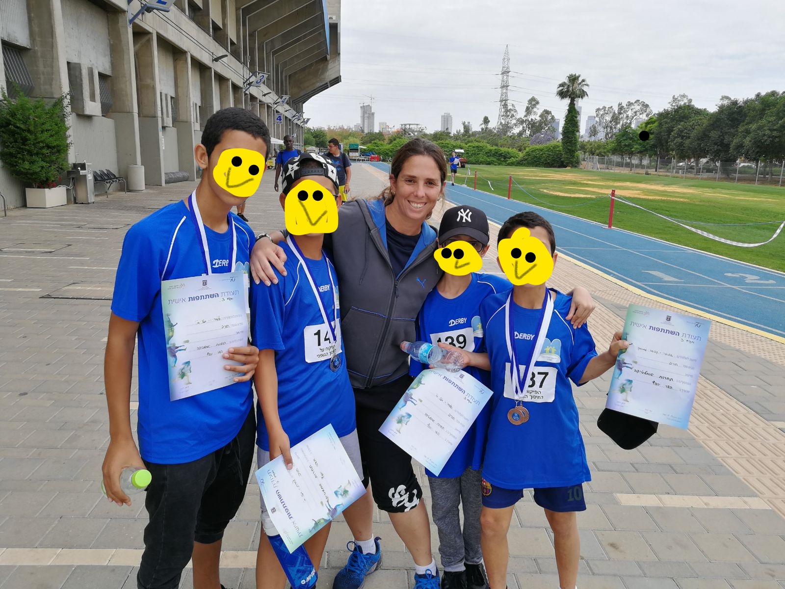 נבחרת כדורגל
מקיימים מספר אימונים בשבוע ויוצאים לתחרויות עירוניות בין בתי ספר בת"א. בשנה החולפת זכו במספר מדליות באליפות תל א