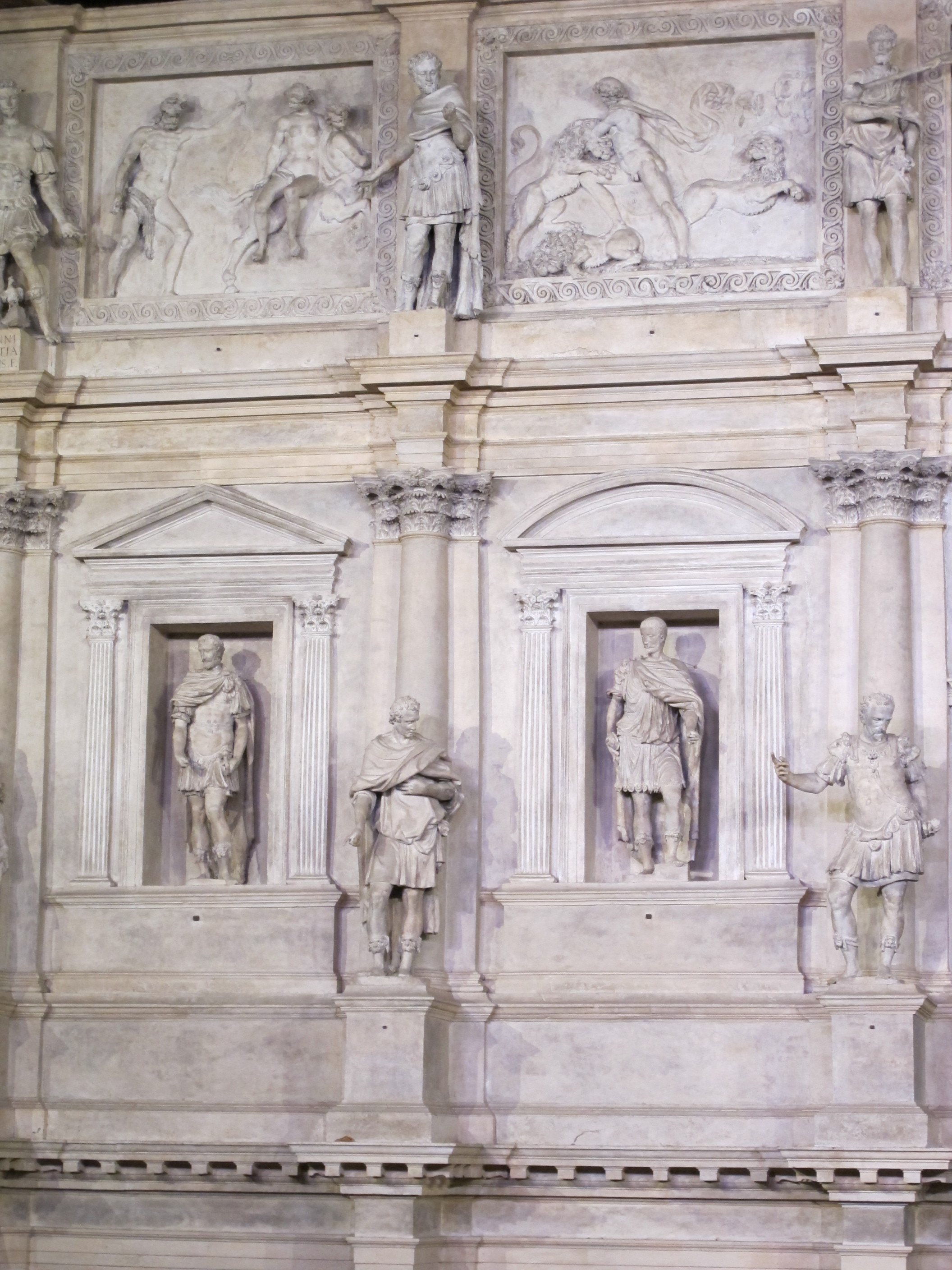 Nei tabernacoli e sui plinti della struttura architettonica sono collocate le statue degli Accademici committenti del Teatro,