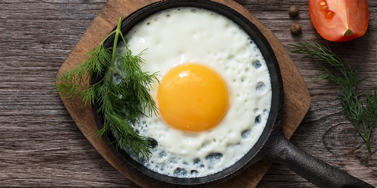 Manger des œufs pour le petit déjeuner