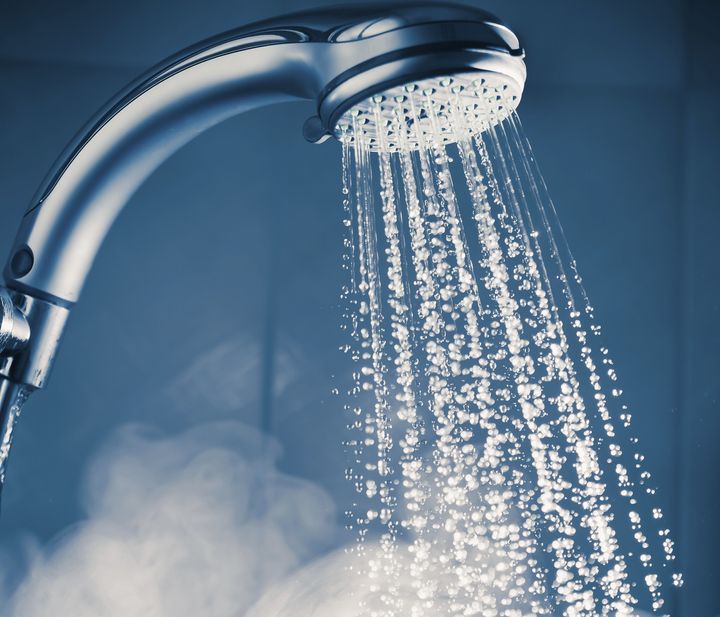 Prendre une longue douche chaude
