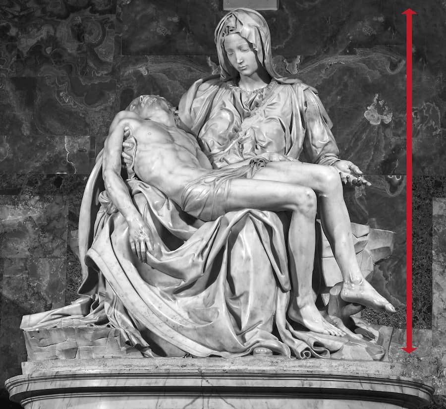 Maria, per quanto riguarda le dimensioni, è molto più grande del figlio Gesù. A dirla tutta, se la Vergine potesse mettersi “