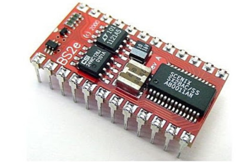 Son un tipo de circuitos integrados programables que pueden ejecutar órdenes previamente grabadas en su memoria. Incluyen las