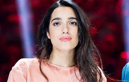 IL TERMINE INDIE non individua un genere precise ma sono tutti quei musicisti che si sono etichettati in maniera autonoma,sfr