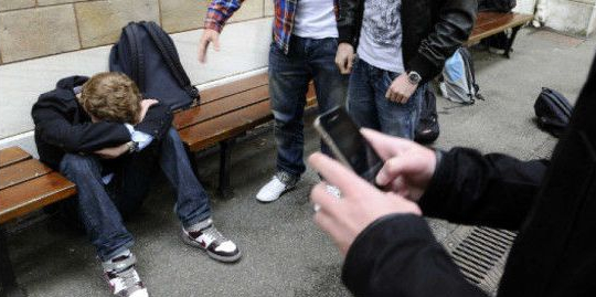 Avoir un comportement irrespectueux sur internet.  Comme dans la vraie vie, sur internet tout n'est pas permis.