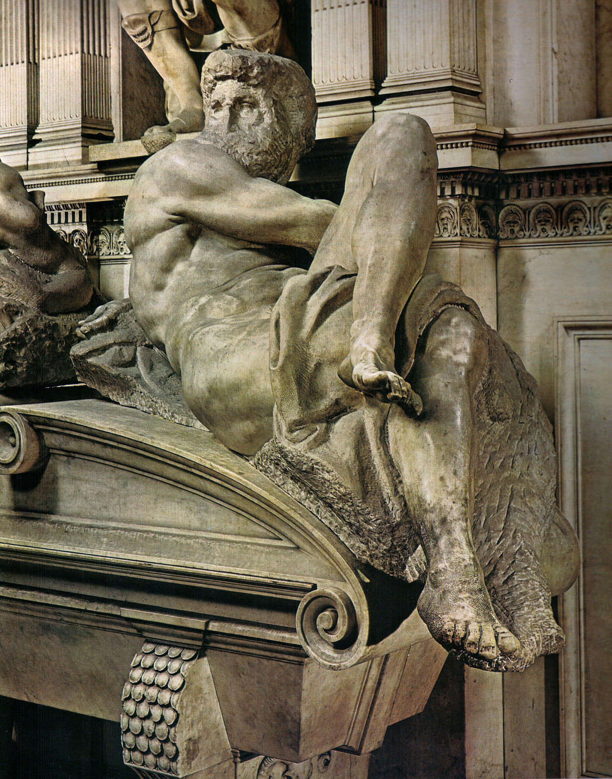 particolare è la figura del GIORNO, un nudo virile volutamente incompiuto, tecnica usata di sovente da Michelangelo che ne ac