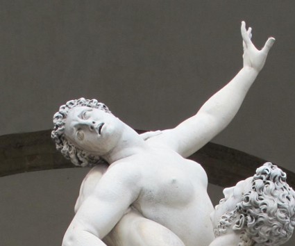 la sabina si divincola inarcando il corpo