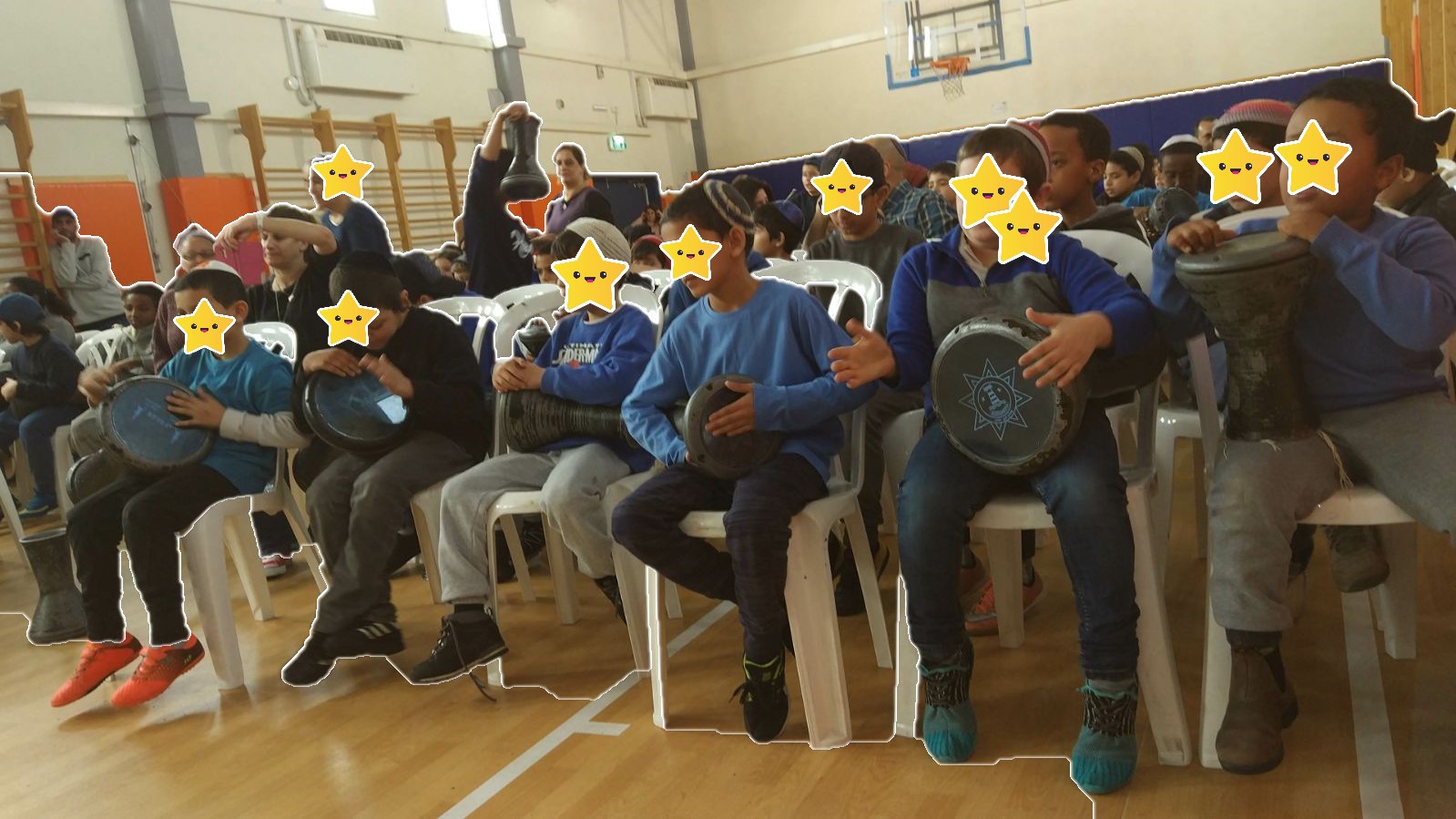 תיפוף
תלמידים בעלי חוש קצב מוסיקלי לומדים תיפוף והתאמה לקצב אחד של השני.