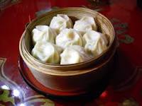 Un des nourriture traditionnel sont 
des buuz. Les buuz sont la raviolis
à la viande.