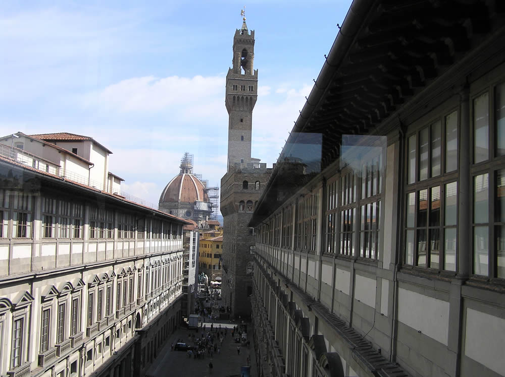 Nel 1565 due passaggi coperti congiungono gli Uffizi con Palazzo Vecchio e, attraverso il Corridoio vasariano, con Palazzo Pi