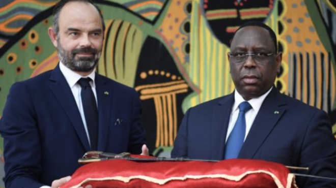 Restitution symbolique d'un sabre par le 1er Ministre E.Philippe au président du Sénégal Macky Sall lors d'une visite en Nove