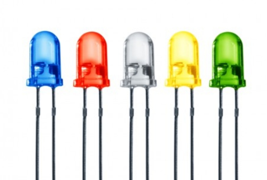 Elemento electrónico pasivo, el led es un tipo de diodo con la propiedad de emitir luz cuando recibe energía.