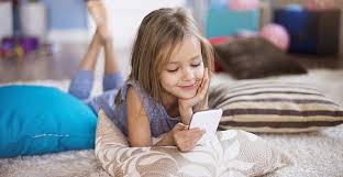 Evitez la nounou-smartphone: ne donnez pas systématiquement votre smartphone à vos enfants lors de diners ou de sorties "pour
