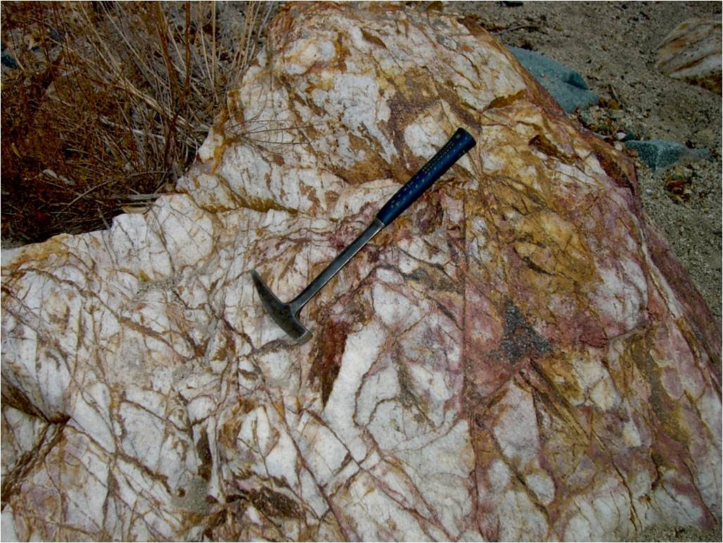 Este proceso puede formar depósitos de mineral de stockwork de magnesita.