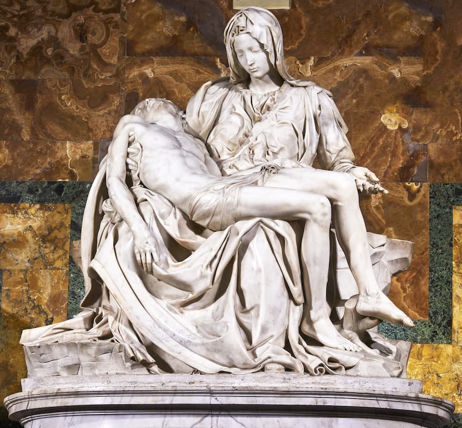 Il lavoro di Michelangelo Pietà si trova s un piedistallo: ciò vuol dire che possiamo vederla o dal basso o frontalmente.