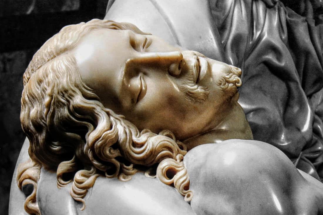 Guardandolo così, Gesù non sembra morto.
È come se si fosse addormentato dolcemente tra le braccia della madre e ha un’espres