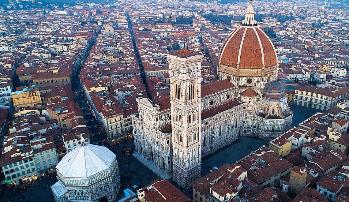 L’architettura è pensata come una successione di campate, inquadrate da paraste e a triplice apertura trabeata nel piano terr