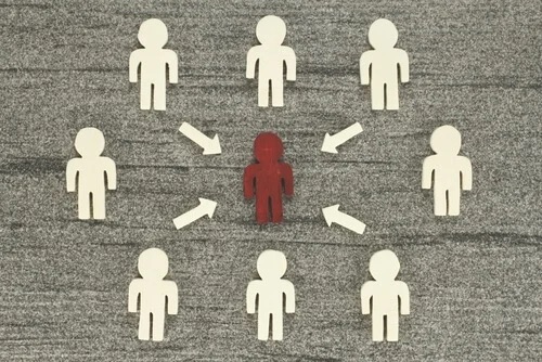 La comunicología estudia cómo la comunicación influye en la sociedad en general, mientras que la Mediología se enfoca en cómo
