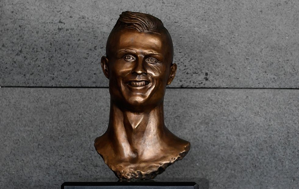 Busto de C.  Ronaldo