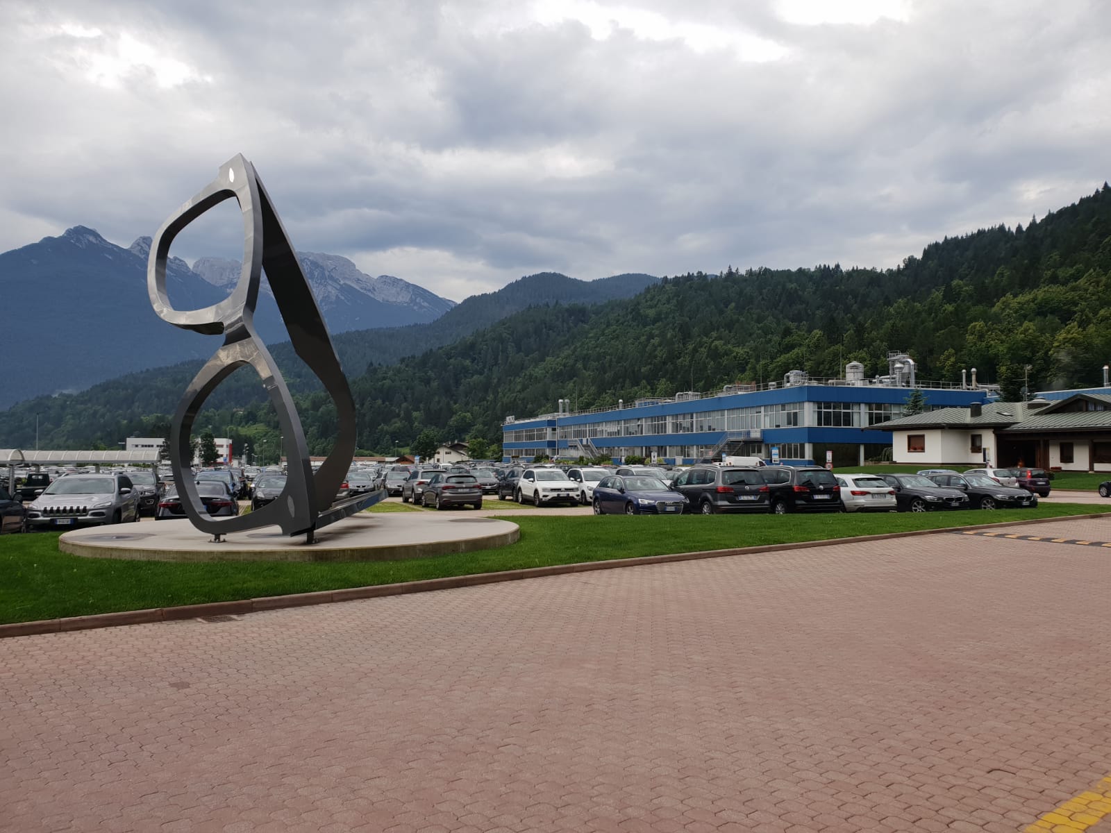 In the middle of the courtyard there is a giant statue of the pair of glasses symbol of Luxottica, the one that decreed its s
