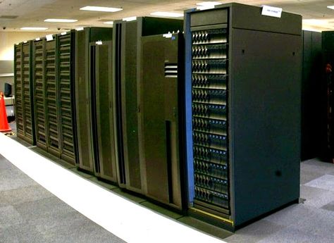 Computadoras de grandes
Dimensiones que gestionan 
Grandes volumenes de 
Información a alta velocidad y 
Pueden servir simult