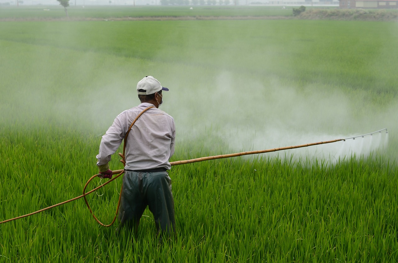 Agriculture:Agricultural processes use a large amount of water from the Great Lakes, also seriously polluting the water. Fert