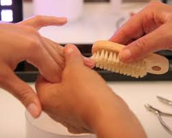 BROSSAGE DES ONGLES