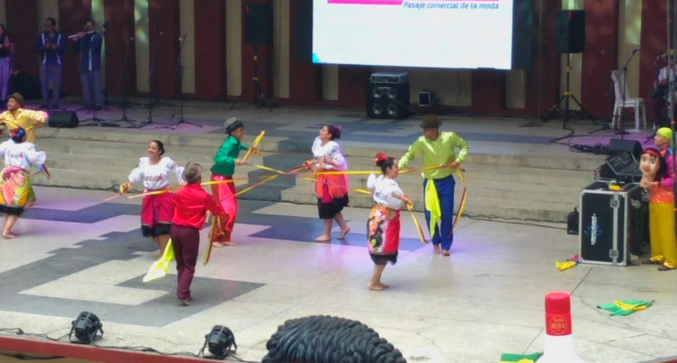Agentes que
intervienen: familia, escuela,
sociedad, comunidad, cultura,
etnia, raza...