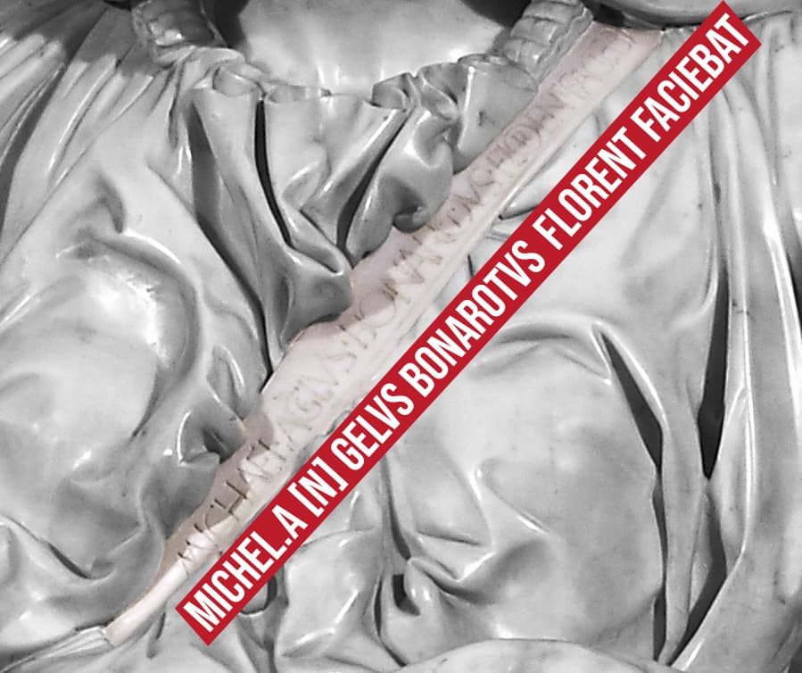 La Vergine possiede una fascia con una scritta in latino, che tradotta in italiano significa “Michelangelo Buonarroti di Fire