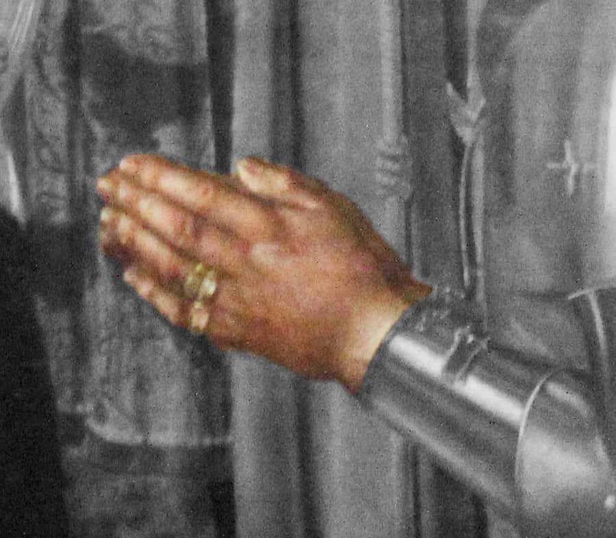 Le mani del committente non sono state realizzate da Piero, bensì da Pedro Berruguete, il pittore spagnolo che si trovava nel