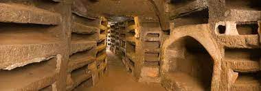 I cristiani si riunivano nelle CATACOMBE cioè dei cimiteri sotterranei