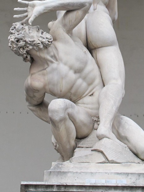 il vecchio sabino è a terra sconfitto dal trionfante romano