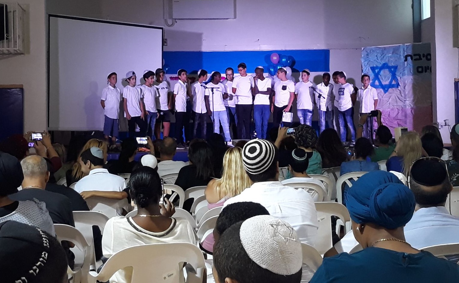 מקהלה
מקהלת בית הספר עורכת חזרות ומופעים באירועים בית ספריים ובאירועים חיצוניים.

מומלץ! מצורף סרטון ממופע המקהלה בטקס מורי ה