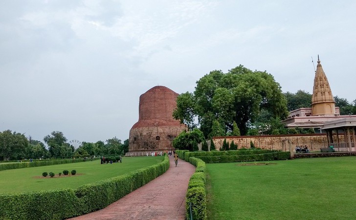 Varanasi est l'un des centres de pèlerinage les plus 
sacrés et est réputé pour certaines de ses architectures
exquises. Dans
