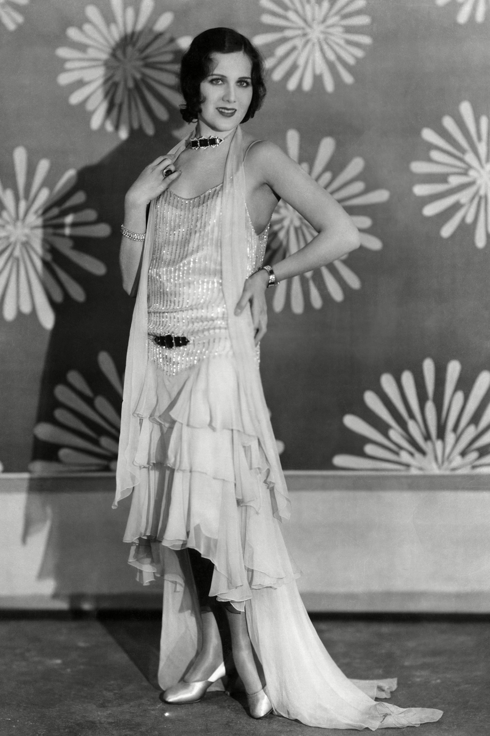Women: short bobbed hair, flapper look, dresses/skirts above the knees