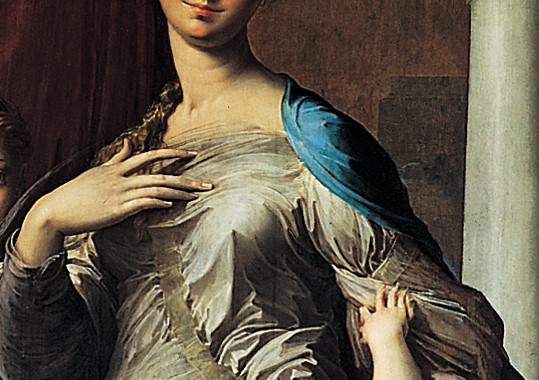 il corpo della vergine è messo in risalto da una veste delicata e aderente