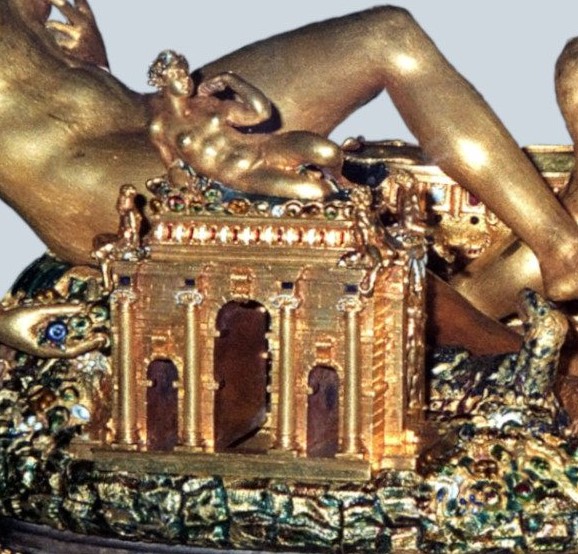 Il contenitore del pepe è un arco trionfale con una figura femminile divina