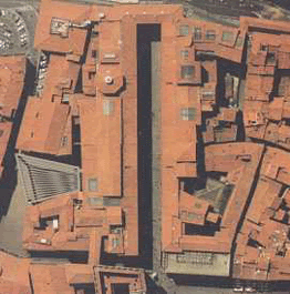 Vasari crea una struttura a U, che unisce
due corpi di fabbrica paralleli a uno più
piccolo e che racchiude una stretta piazz