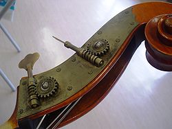 Exemple
- Clé d'ajustement des cordes d'une contrebasse