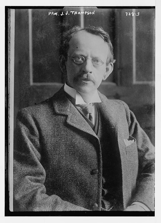 Figra 18 Retrato de J.J. ThomsonRetrato del físico J.J. Bain News Service. (n.d.). Retrato de J.J. Thomson. En Wikimedia Comm