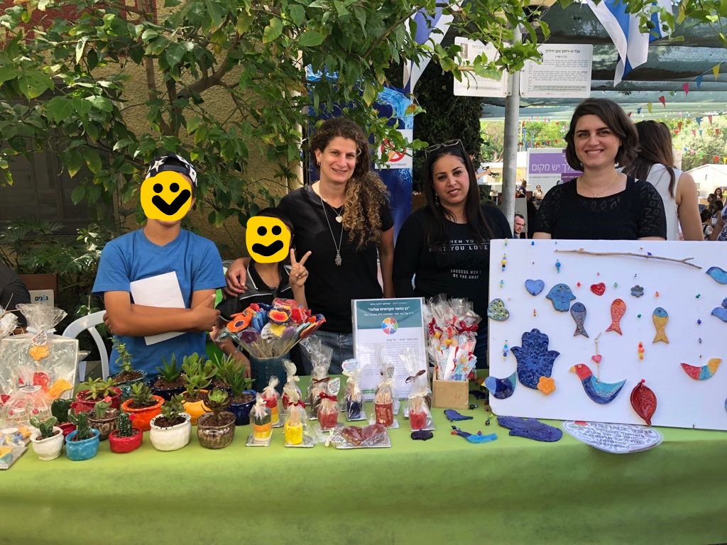 סדנת אומנות
התלמידים יוצרים בקרמיקה, בגבס ובמגוון חומרים נוספים. עבודות האומנות נמכרות במכירות ייעודיות שכל הכנסותיהן הן תרומ