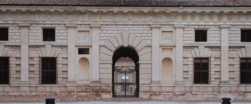 Le facciate, decorate a
bugnato liscio, si innalzano
su un alto basamento e terminano in alto con una trabeazione dorica.