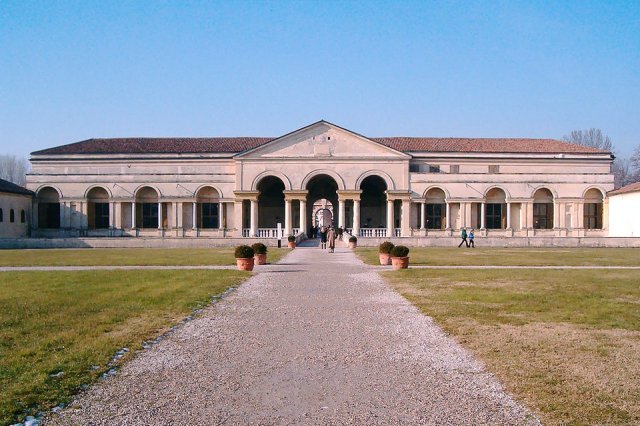 La facciata Est, che dà sul giardino, è la più ariosa e
monumentale: all’estremità c’è la Sala dei Giganti.