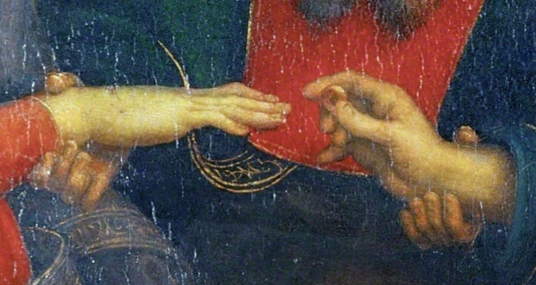 Con un gesto molto tenero, il sacerdote prende le mani dei novelli sposi e sta per rendere la funzione ufficiale facendo mett