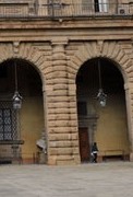 al pianterreno, semicolonne doriche fasciate da bugne rustiche ad anello