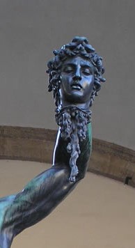 La testa di Medusa, grondante sangue in rivoli
 ondulati, è tenuta alta da Perseo, il cui volto ritrae Cencio, un garzone di 